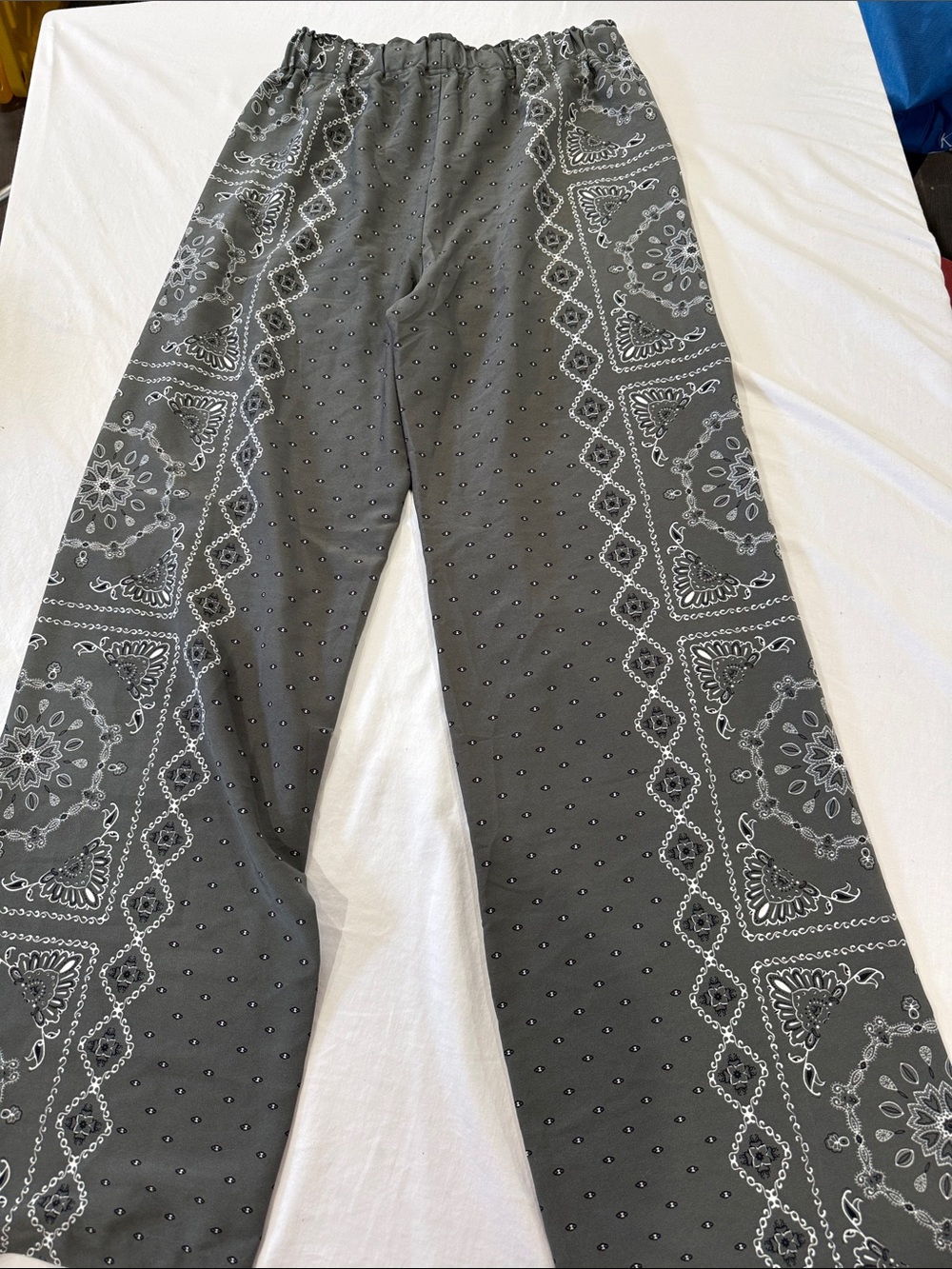 Dynamite Gray Bandana-Pattern Drawstring Joggers - Picture 3 of 3